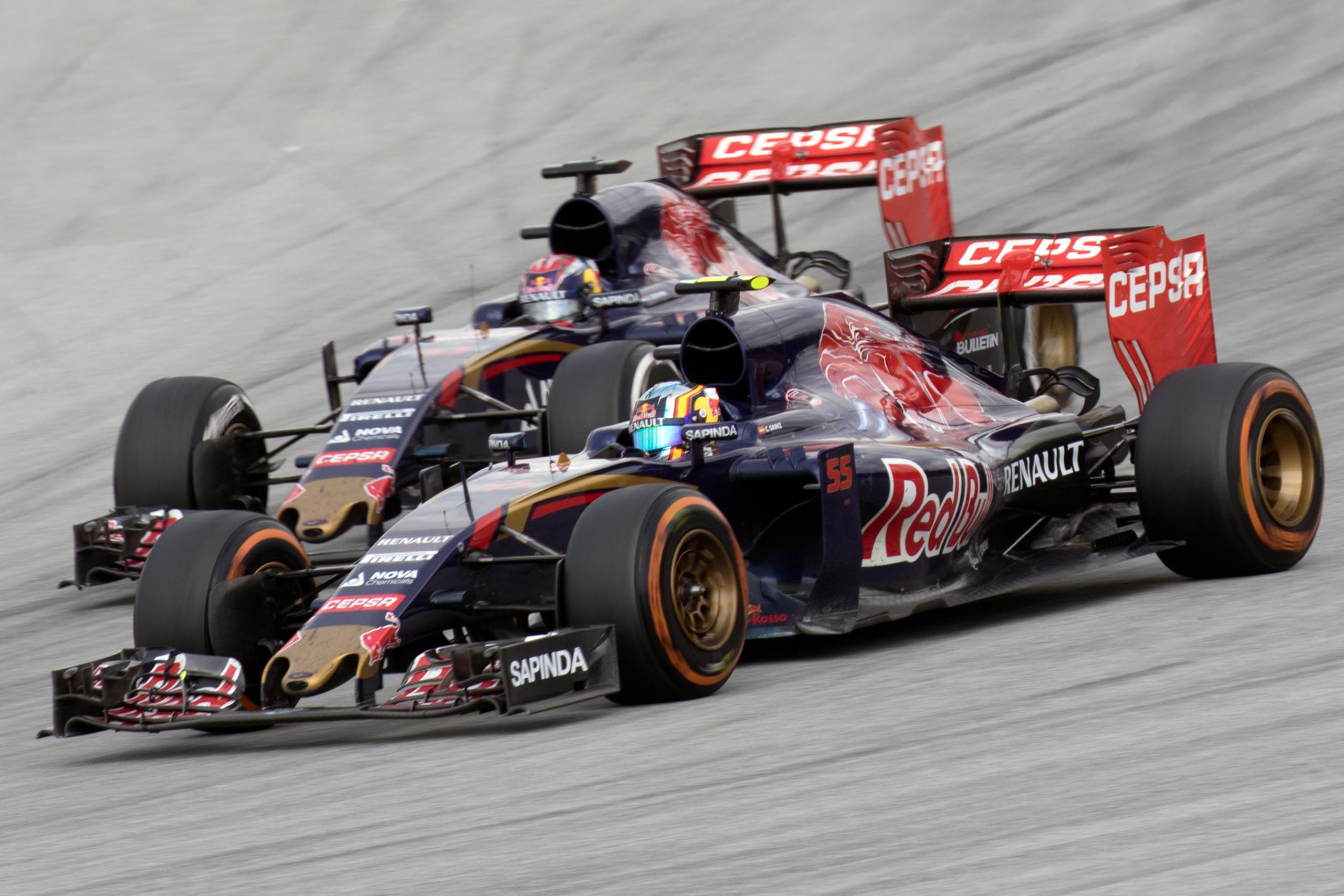 Mindkét autó helyezéssel ér célba (Toro Rosso – Igen)