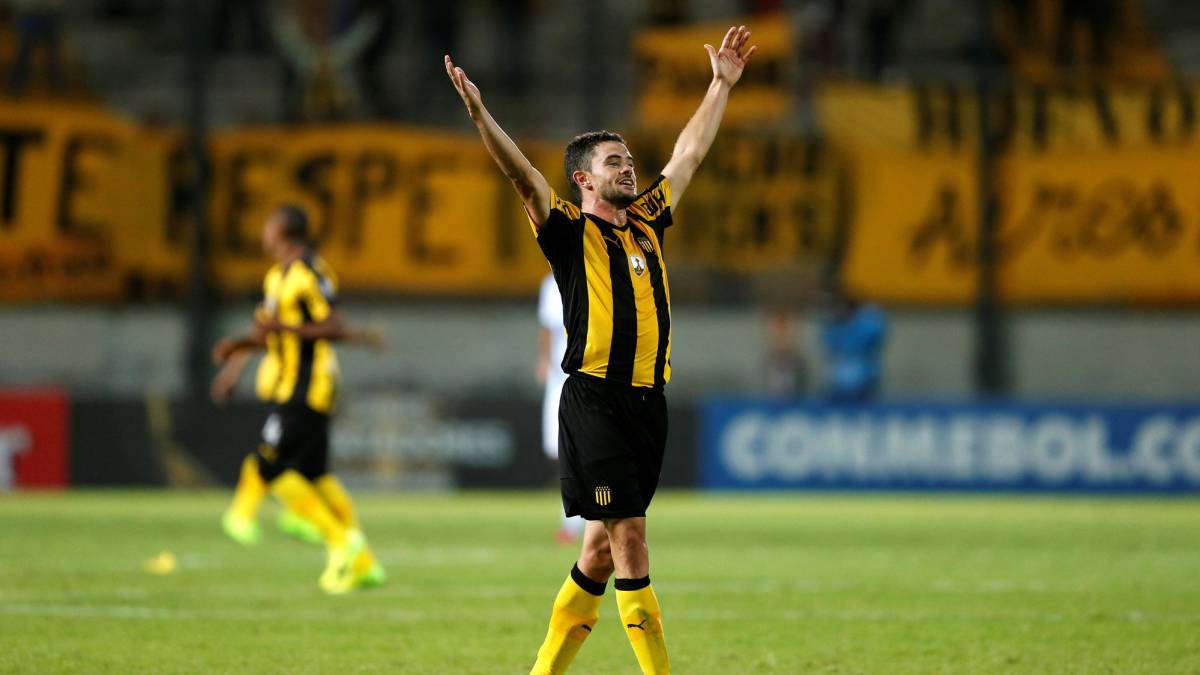 Penarol – Atl. Tucuman (mindkét csapat szerez gólt) 2,2