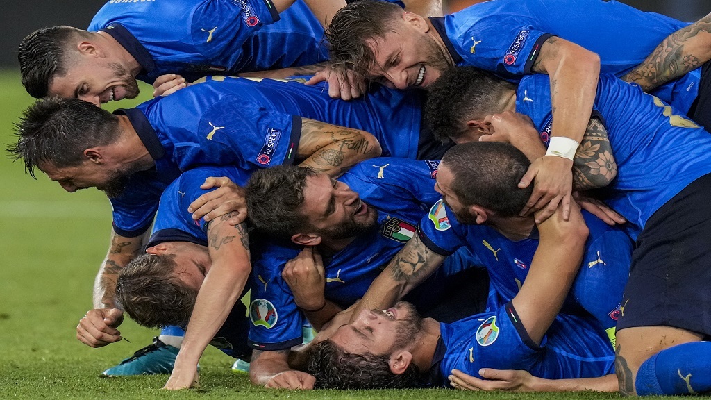 Olaszország – Anglia (mindkét csapat szerez gólt) 2,23